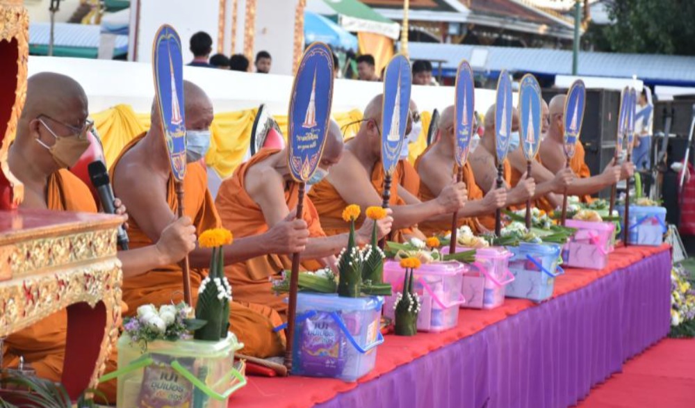 พิธีถวายปราสาทผึ้ง ในงานประเพณีแห่ปราสาทผึ้ง จังหวัดสกลนคร ประจำปี ๒๕๖๔
