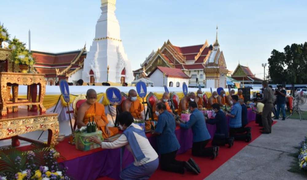 พิธีถวายปราสาทผึ้ง ในงานประเพณีแห่ปราสาทผึ้ง จังหวัดสกลนคร ประจำปี ๒๕๖๔