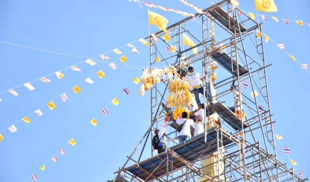 พิธียกปลียอดพร้อมทองคำหุ้มฉัตรขึ้นสู่ยอดพระธาตุเชิงชุม ณ วัดพระธาตุเชิงชุมวรวิหาร ตำบลธาตุเชิงชุม อำเภอเมืองสกลนคร จังหวัดสกลนคร