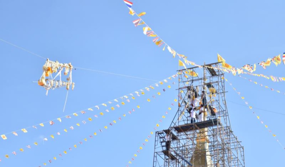 พิธียกปลียอดพร้อมทองคำหุ้มฉัตรขึ้นสู่ยอดพระธาตุเชิงชุม ณ วัดพระธาตุเชิงชุมวรวิหาร ตำบลธาตุเชิงชุม อำเภอเมืองสกลนคร จังหวัดสกลนคร