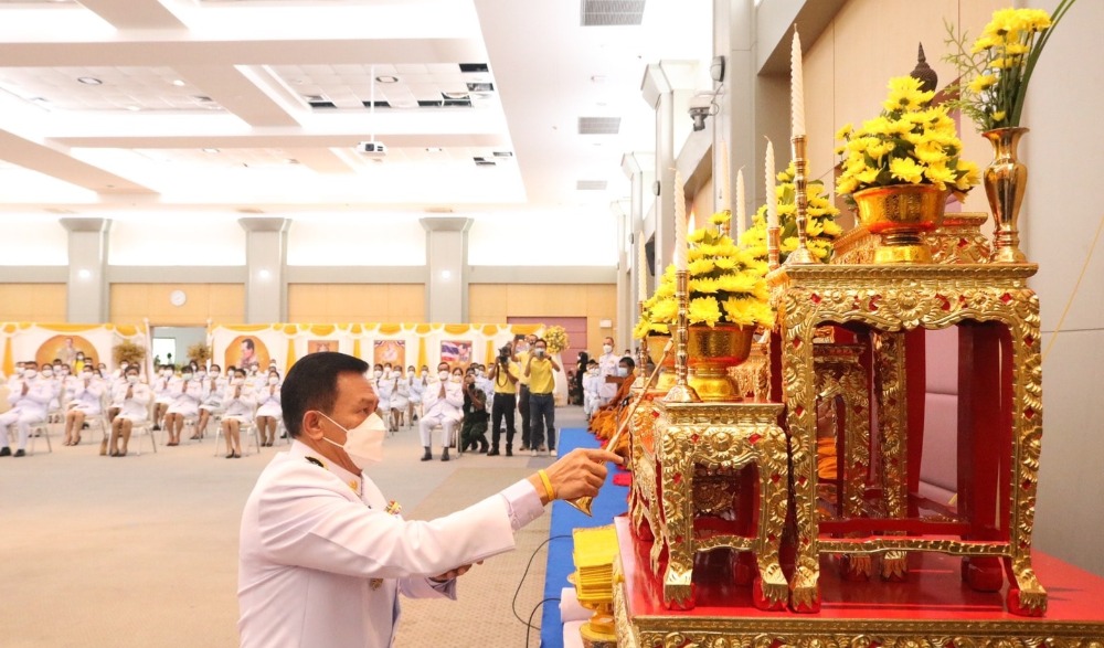 พิธีทำบุญตักบาตรถวายพระราชกุศล และพิธีถวายบังคม เนื่องในวันคล้ายวันพระบรมราชสมภพพระบาทสมเด็จพระบรมชนกาธิเบศร มหาภูมิพลอดุลยเดชมหาราช บรมนาถบพิตร วันชาติและวันพ่อแห่งชาติ ประจำปี พ.ศ.๒๕๖๔