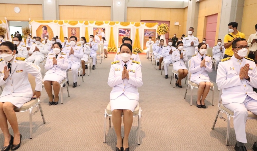 พิธีทำบุญตักบาตรถวายพระราชกุศล และพิธีถวายบังคม เนื่องในวันคล้ายวันพระบรมราชสมภพพระบาทสมเด็จพระบรมชนกาธิเบศร มหาภูมิพลอดุลยเดชมหาราช บรมนาถบพิตร วันชาติและวันพ่อแห่งชาติ ประจำปี พ.ศ.๒๕๖๔