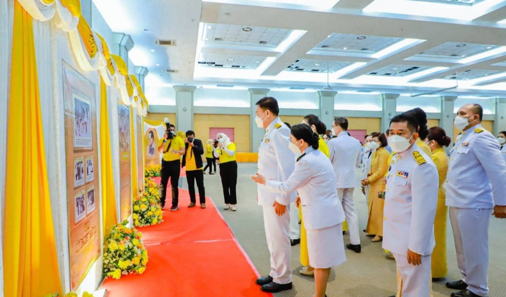พิธีทำบุญตักบาตรถวายพระราชกุศล และพิธีถวายบังคม เนื่องในวันคล้ายวันพระบรมราชสมภพพระบาทสมเด็จพระบรมชนกาธิเบศร มหาภูมิพลอดุลยเดชมหาราช บรมนาถบพิตร วันชาติและวันพ่อแห่งชาติ ประจำปี พ.ศ.๒๕๖๔