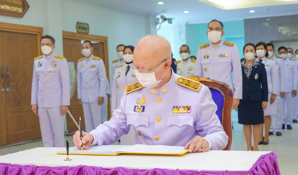 พิธีถวายพระพรชัยมงคล ลงนามถวายพระพรชัยมงคล เบื้องหน้าพระฉายาลักษณ์ สมเด็จพระนางเจ้าสุทิดา พัชรสุธาพิมลลักษณ พระบรมราชินี เนื่องในโอกาสวันเฉลิมพระชนมพรรษา 3 มิถุนายน 2564