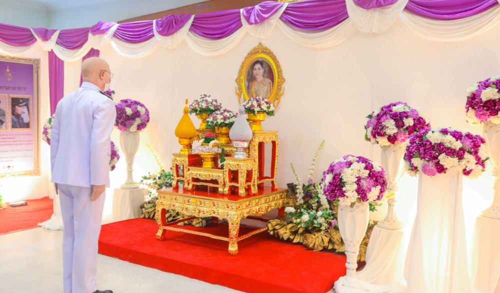 พิธีถวายพระพรชัยมงคล ลงนามถวายพระพรชัยมงคล เบื้องหน้าพระฉายาลักษณ์ สมเด็จพระนางเจ้าสุทิดา พัชรสุธาพิมลลักษณ พระบรมราชินี เนื่องในโอกาสวันเฉลิมพระชนมพรรษา 3 มิถุนายน 2564