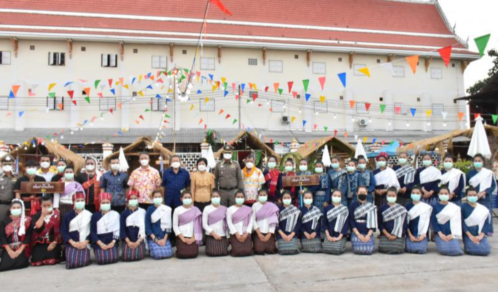 พิธีเปิดขบวนแห่พระพุทธรูป ขบวนแห่สงกรานต์ และขบวนรถอัญเชิญพระพุทธรูป ๙ วัด ในงานประเพณี “มหาสงกรานต์ ถนนข้าวฮาง ถิ่นไทสกล ละเบ๋อ” ประจำปี ๒๕๖๕