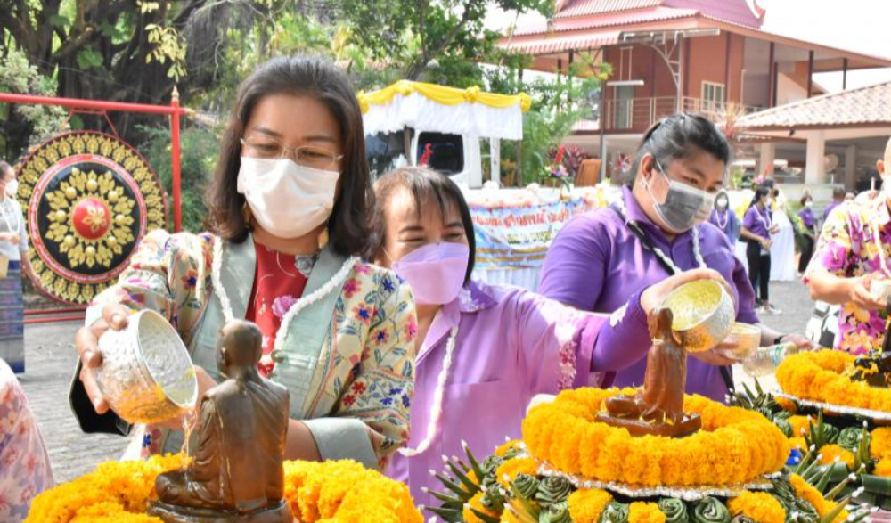 กิจกรรมตามรอยธรรมพระอริยสงฆ์ สรงน้ำสิ่งศักดิ์สิทธิ์เมืองสกลนคร เสริมสิริมงคล ณ วัดพระธาตุเชิงชุมวรวิหาร ตำบลธาตุเชิงชุม อำเภอเมือง จังหวัดสกลนคร