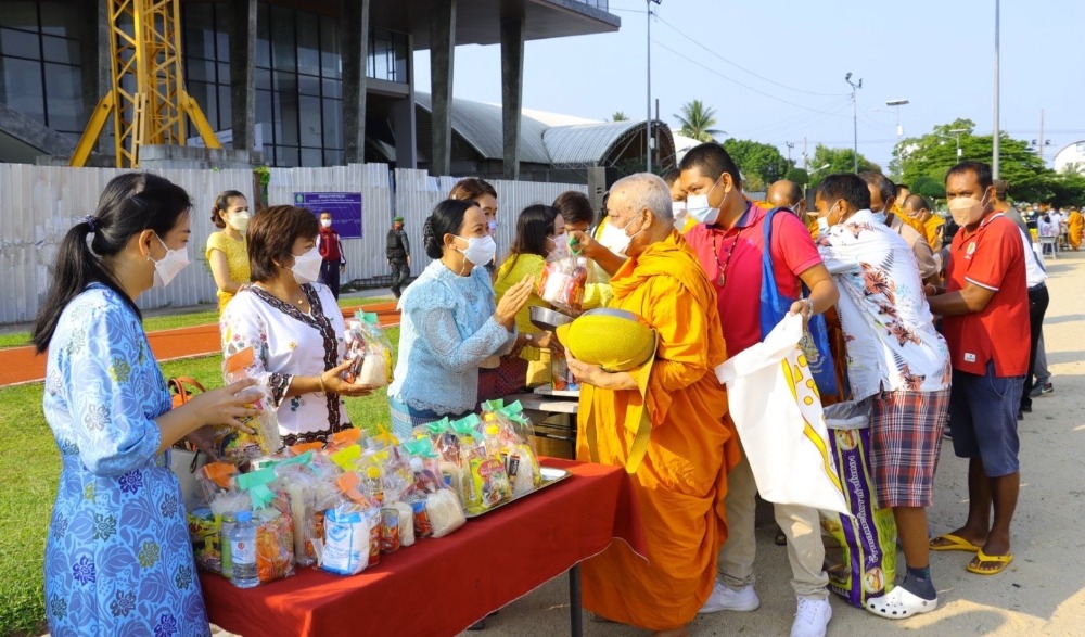 ประเพณีสงกรานต์ และพิธีทอดผ้าป่ามหาสงกรานต์