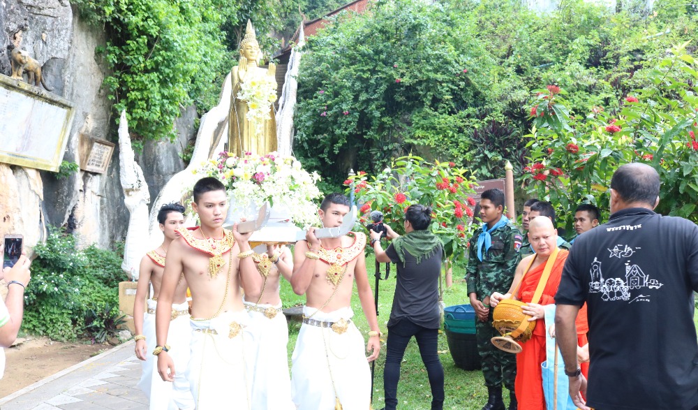 กิจกรรมตักบาตรเทโวโรหณะ ประจำปี 2565