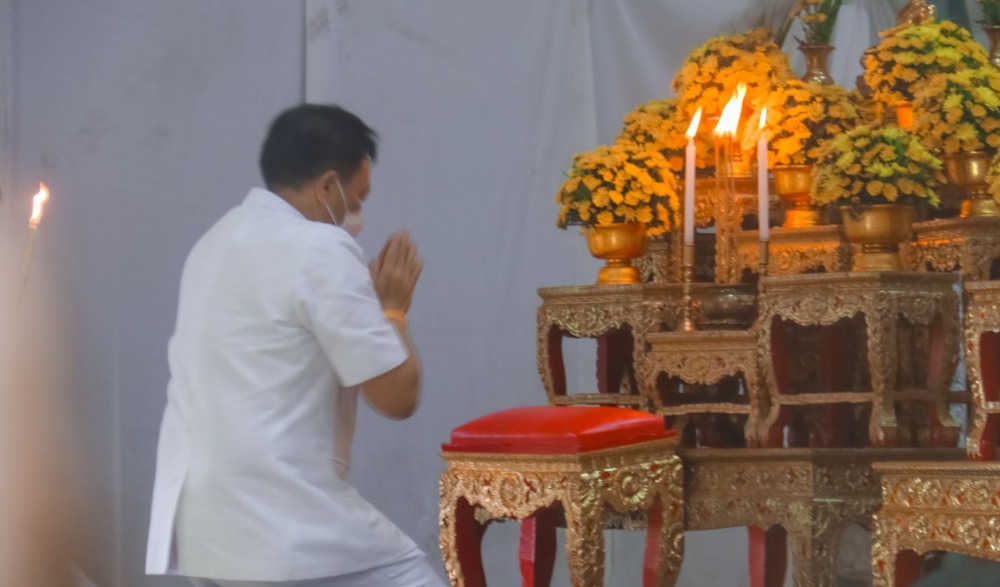 ทำบุญตักบาตรถวายเป็นพระราชกุศลแด่พระบาทสมเด็จพระวชิรเกล้าเจ้าอยู่หัว สมเด็จพระนางเจ้าสิริกิติ์ พระบรมราชินีนาถพระบรมราชชนนีพันปีหลวงและพระบรมวงศานุวงศ์