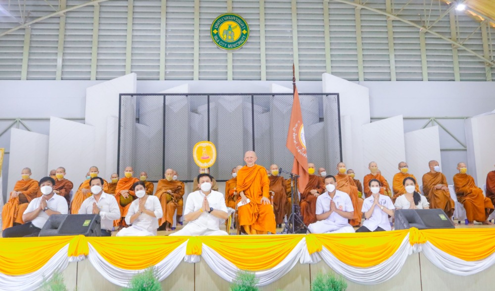 ทำบุญตักบาตรถวายเป็นพระราชกุศลแด่พระบาทสมเด็จพระวชิรเกล้าเจ้าอยู่หัว สมเด็จพระนางเจ้าสิริกิติ์ พระบรมราชินีนาถพระบรมราชชนนีพันปีหลวงและพระบรมวงศานุวงศ์