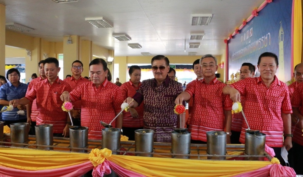 สืบสานงานบุญเข้าพรรษา แห่เทียนนครนนท์