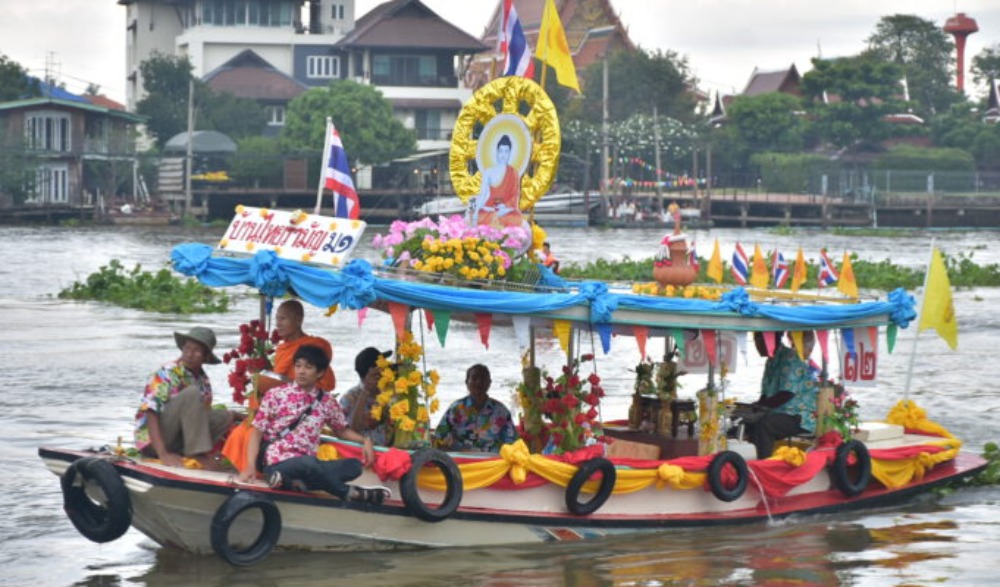 ประเพณีตักบาตรพระสงฆ์ทางเรือของชาวไทยเชื้อสายมอญ