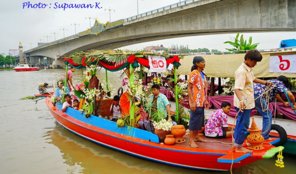 ประเพณีตักบาตรพระสงฆ์ทางเรือของชาวไทยเชื้อสายมอญ
