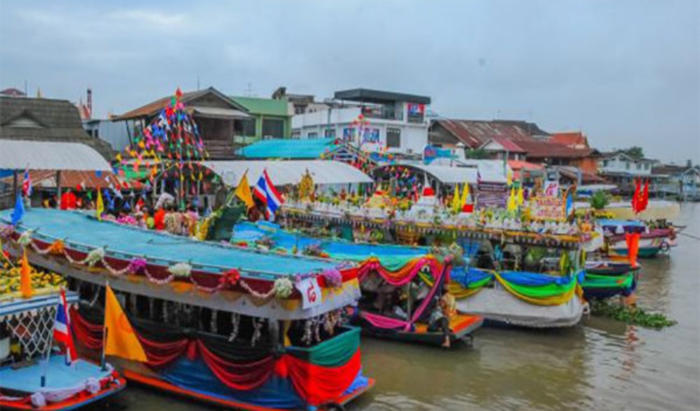 ประเพณีตักบาตรพระสงฆ์ทางเรือของชาวไทยเชื้อสายมอญ
