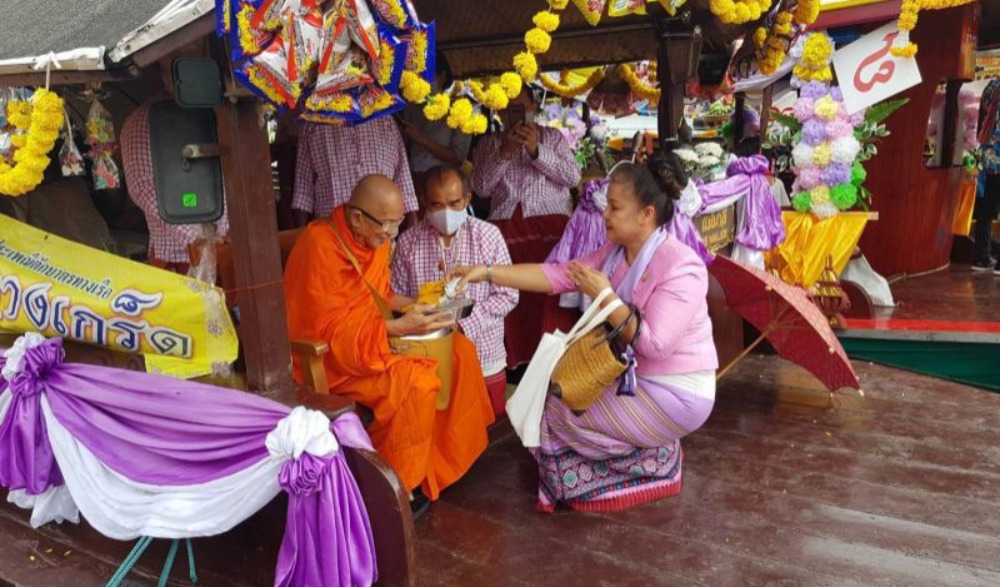 ประเพณีตักบาตรพระสงฆ์ทางเรือของชาวไทยเชื้อสายมอญ