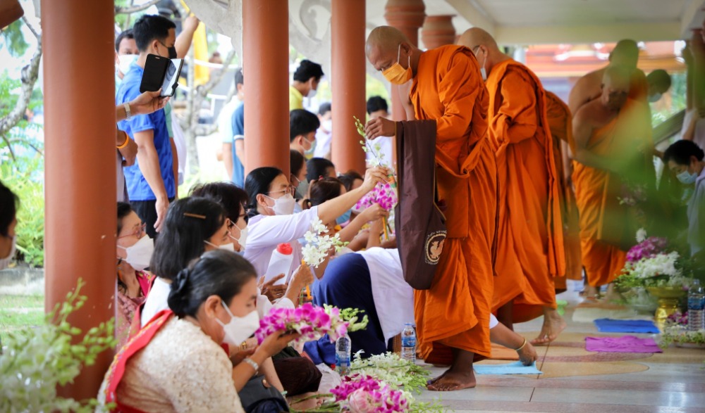 ประเพณีตักบาตรดอกไม้และล้างเท้าพระ