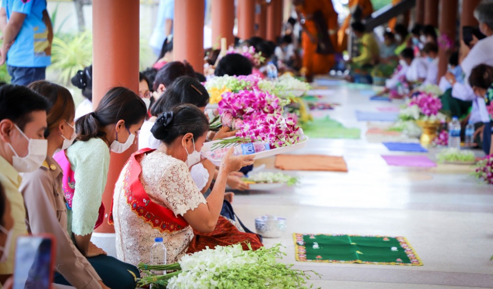ประเพณีตักบาตรดอกไม้และล้างเท้าพระ