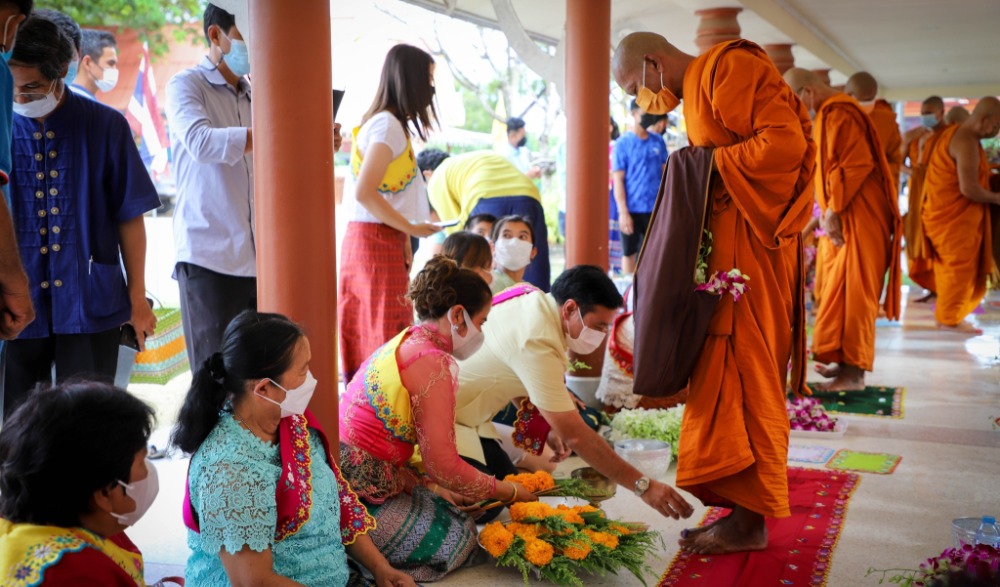 ประเพณีตักบาตรดอกไม้และล้างเท้าพระ