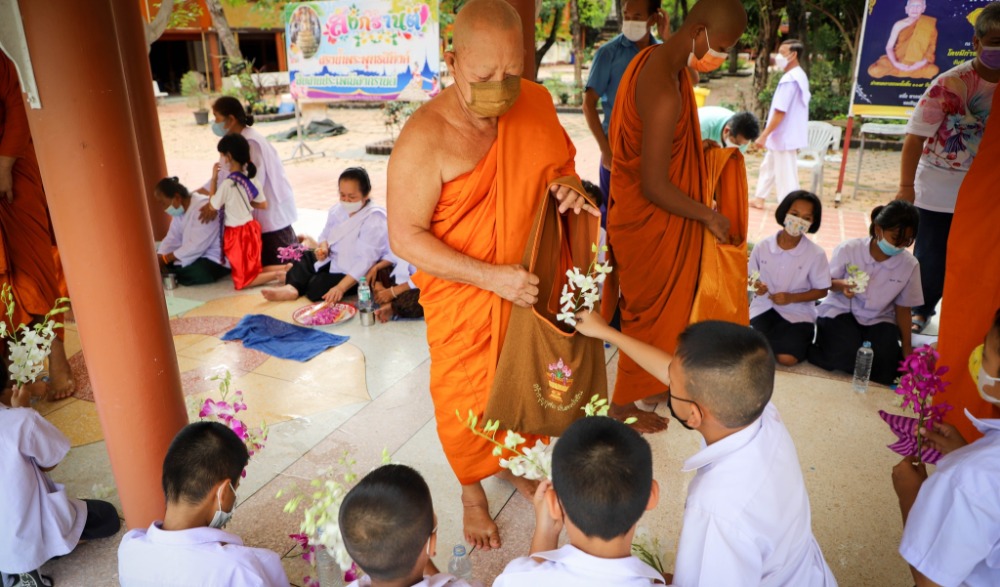 ประเพณีตักบาตรดอกไม้และล้างเท้าพระ