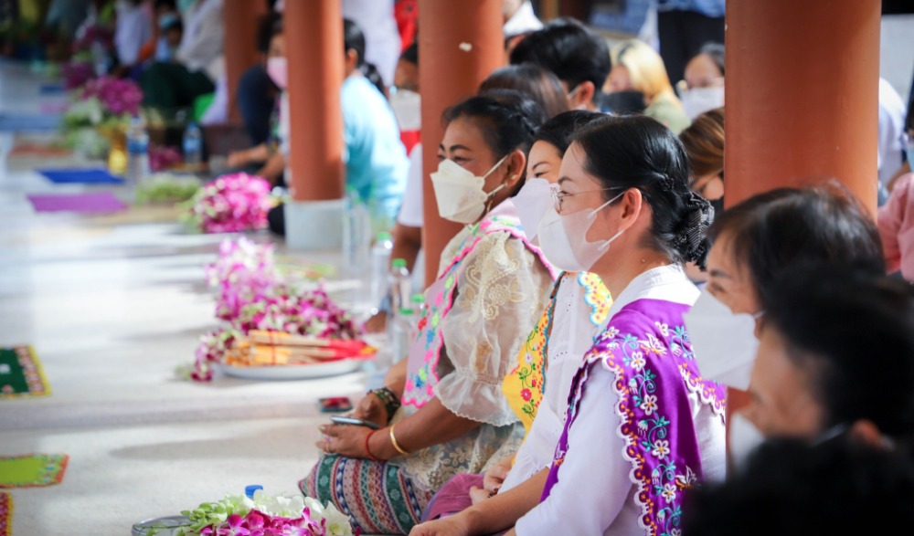 ประเพณีตักบาตรดอกไม้และล้างเท้าพระ