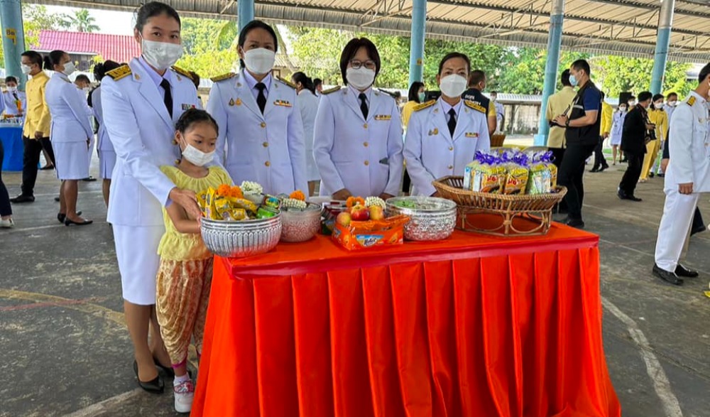 กิจกรรมทำบุญตักบาตร ข้าวสารอาหารแห้ง แด่ พระสงฆ์ -สามเณร จำนวน ๓๐ รูป เนื่องในวันคล้ายวันสวรรคตพระบาทสมเด็จพระบรมชนกาธิเบศร มหาภูมิพลอดุลยเดชมหาราช บรมนาถบพิตร