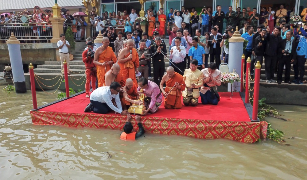 งานย้อนอดีต 253 ปี อัญเชิญหลวงพ่อโสธรขึ้นจากแม่น้ำบางปะกง