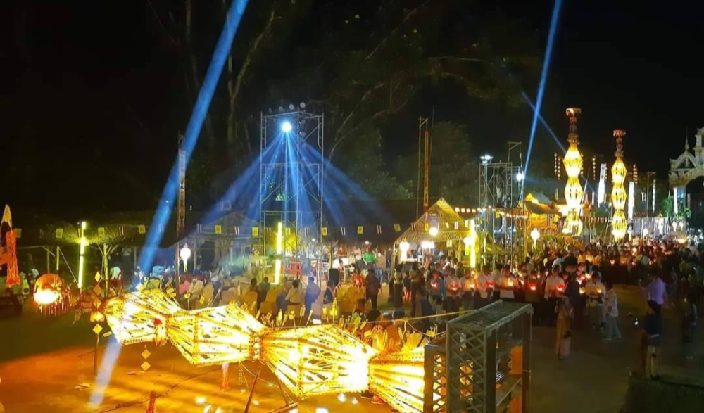 สานฮอย วัฒนธรรมไทหล่ม แห่ต้นปราสาทผึ้ง ลอยประทีปไหลเรือไฟ