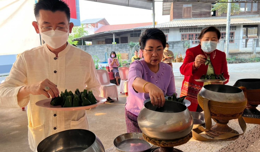 ประเพณีวิถีไทหล่ม กิจกรรม : ทำบุญตักบาตร “ข้าวแดกงา”