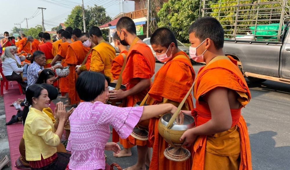 ประเพณีวิถีไทหล่ม กิจกรรม : ทำบุญตักบาตร “ข้าวแดกงา”