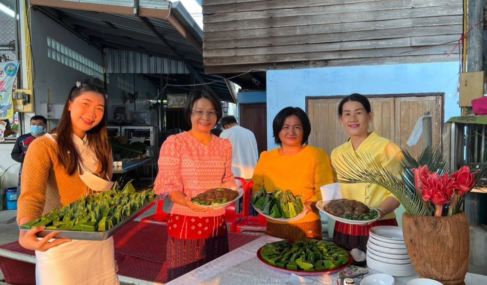 ประเพณีวิถีไทหล่ม กิจกรรม : ทำบุญตักบาตร “ข้าวแดกงา”