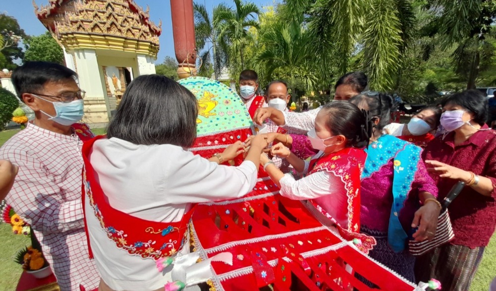 ประเพณีแห่ธงตะขาบ สืบสานประเพณีชาวมอญ