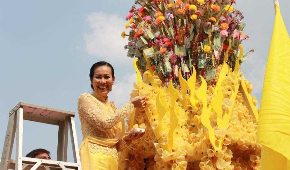 งานประเพณีแห่ปราสาทผึ้งอำเภอหนองปรือ