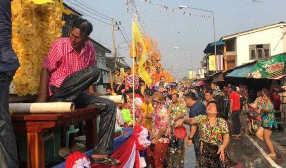 งานประเพณีแห่ปราสาทผึ้งอำเภอหนองปรือ