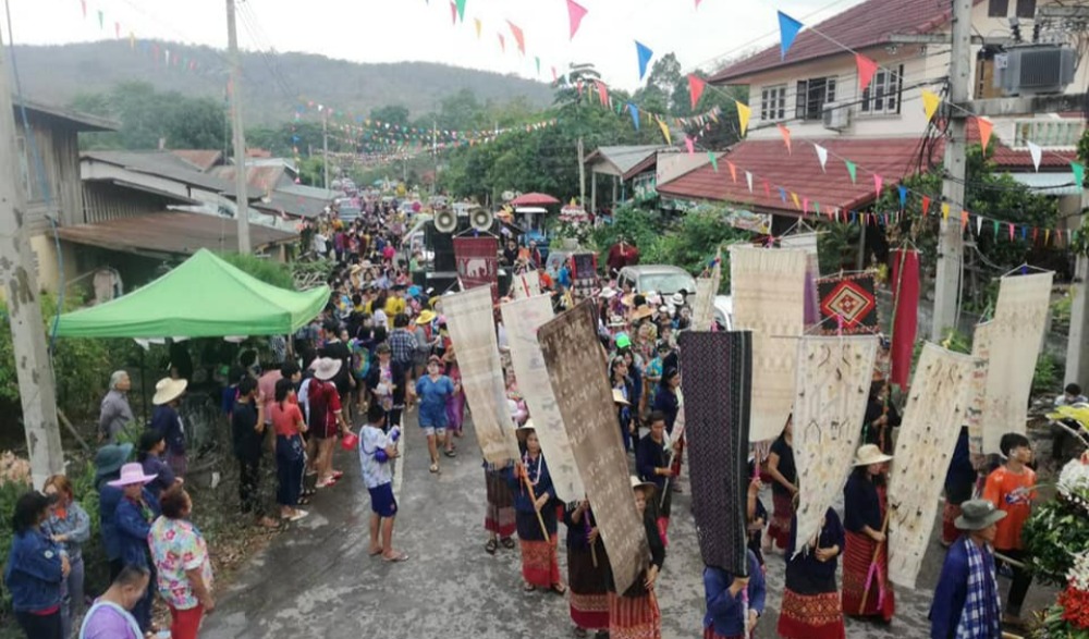 ประเพณีแห่ค้างดอกไม้ ไหว้หลวงพ่อโต โชว์ผ้าทอลายโบราณ สืบสานประเพณีท้องถิ่น  จังหวัดอุทัยธานี ประจำปี 2566
