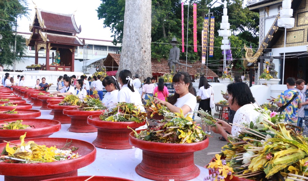 ประเพณีใส่ขันดอกอินทขิล