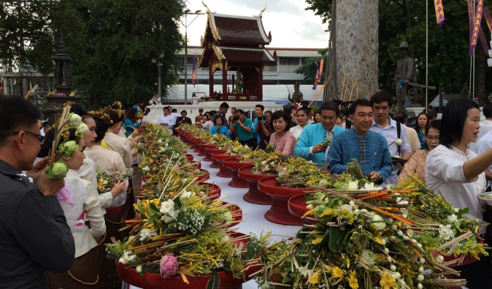 ประเพณีใส่ขันดอกอินทขิล