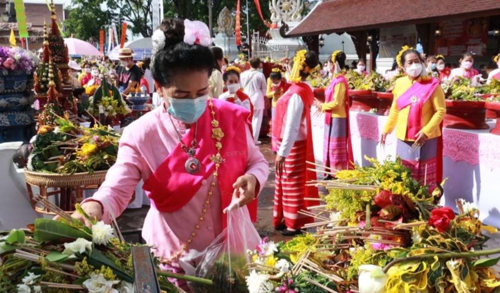 ประเพณีใส่ขันดอกอินทขิล