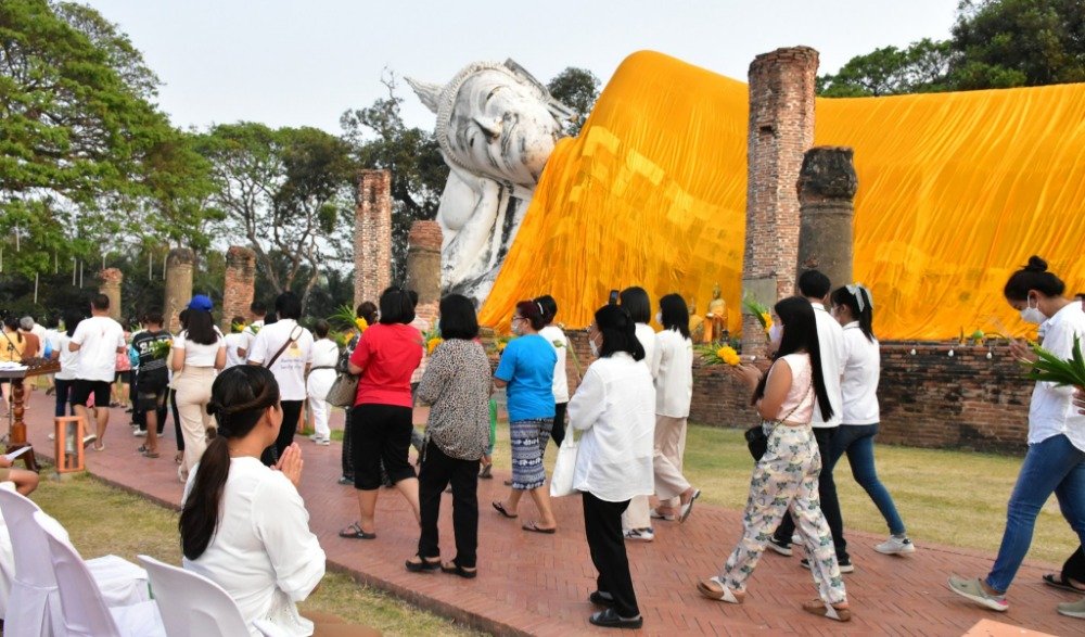 พิธีการเวียนเทียน ในโครงการสัปดาห์ส่งเสริมพระพุทธศาสนาเนื่องเทศกาลวันมาฆบูชาพุทธศักราช ๒๕๖๖ จังหวัดอ่างทอง