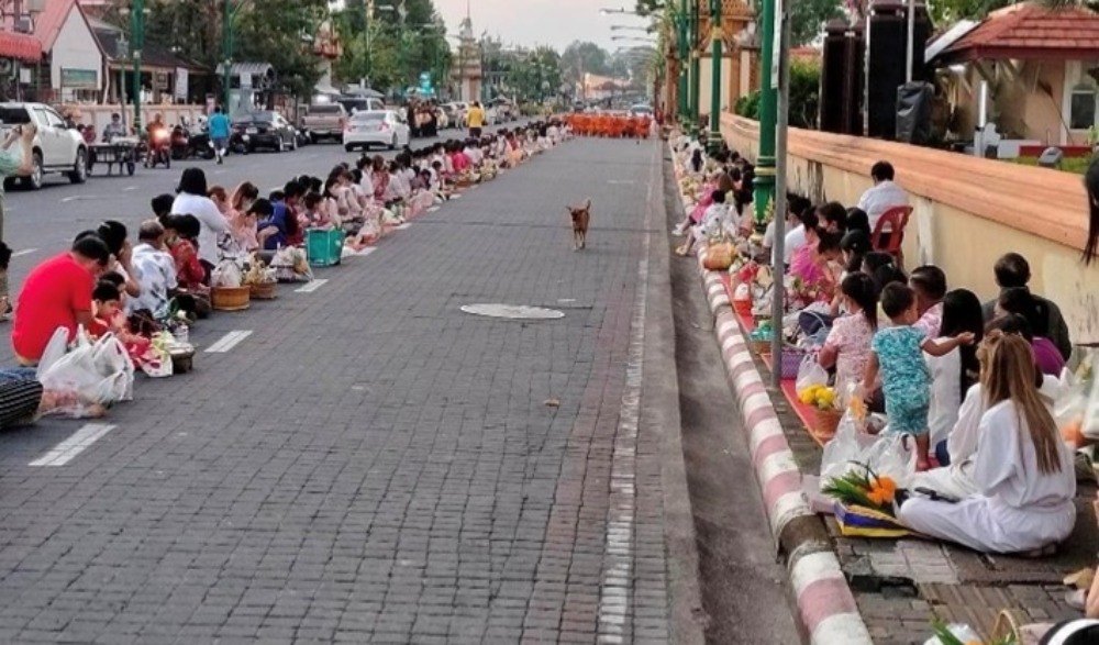 กิจกรรมตักบาตรทุกวันอาทิตย์ วัดพระมหาธาตุ วรมหาวิหาร