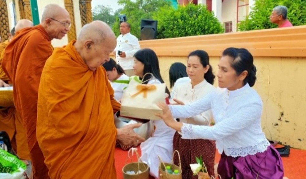 กิจกรรมตักบาตรทุกวันอาทิตย์ วัดพระมหาธาตุ วรมหาวิหาร