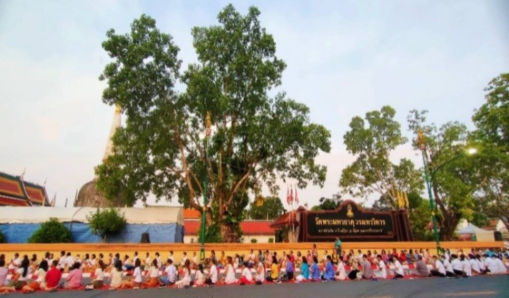 กิจกรรมตักบาตรทุกวันอาทิตย์ วัดพระมหาธาตุ วรมหาวิหาร