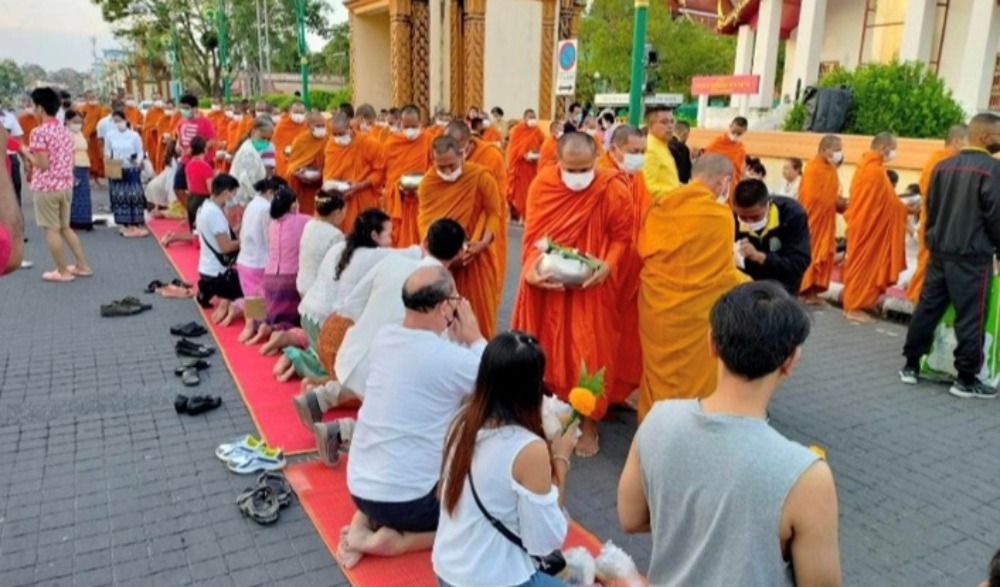 กิจกรรมตักบาตรทุกวันอาทิตย์ วัดพระมหาธาตุ วรมหาวิหาร