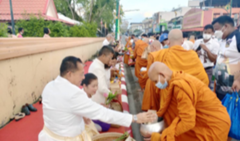 กิจกรรมตักบาตรทุกวันอาทิตย์ วัดพระมหาธาตุ วรมหาวิหาร
