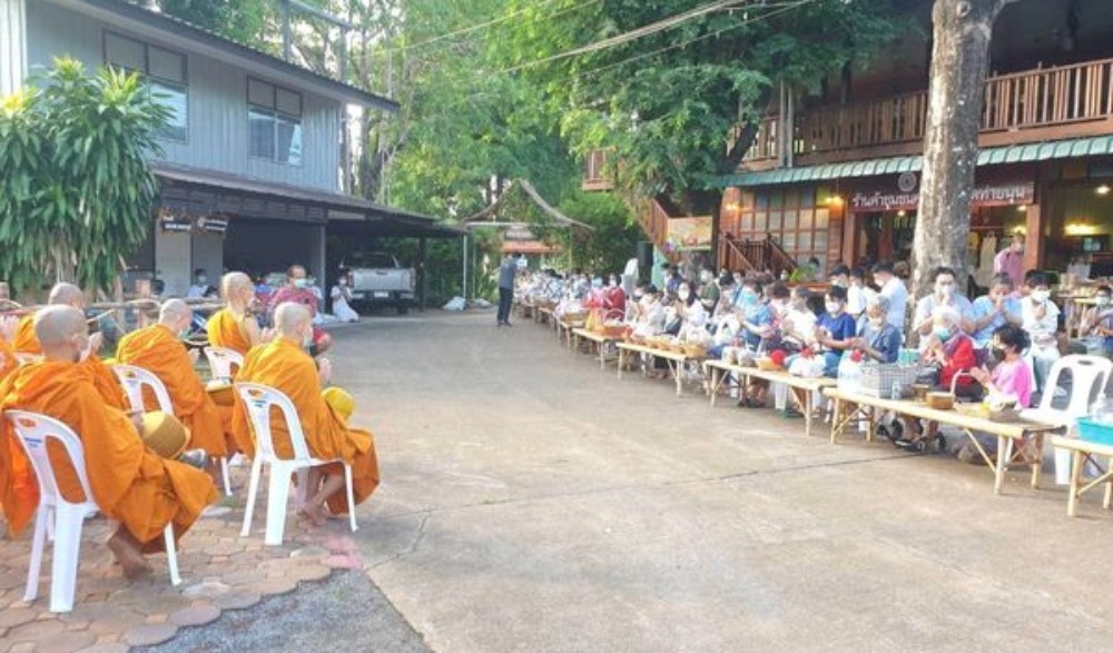 โครงการ "หิ้วตะกร้า นุ่งผ้าซิ่น นั่งแคร่ไม้ ใส่บาตรพระทุกวันอาทิตย์"