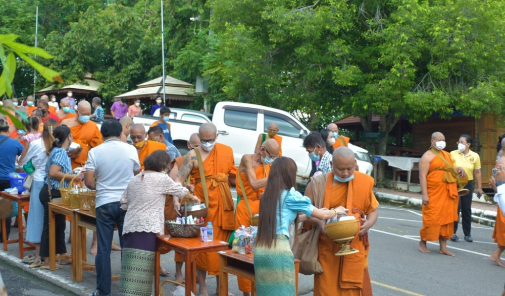 ประเพณีตักบาตรเทโว จังหวัดชัยนาท