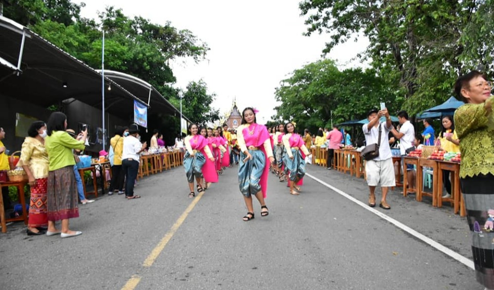 ประเพณีตักบาตรเทโว จังหวัดชัยนาท