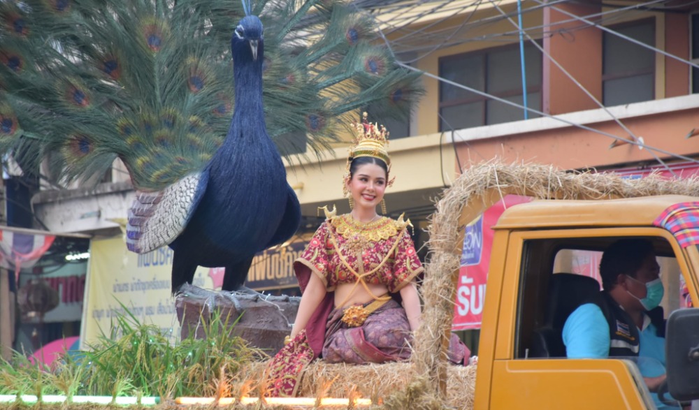 งานมหกรรมหุ่นฟางนก และของดีศรีท้องถิ่นจังหวัดชัยนาท