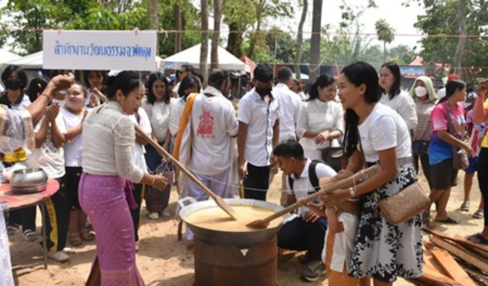 ประเพณีแห่ผ้าห่มองค์พระบรมธาตุเจดีย์วัดเขียนบางแก้ว