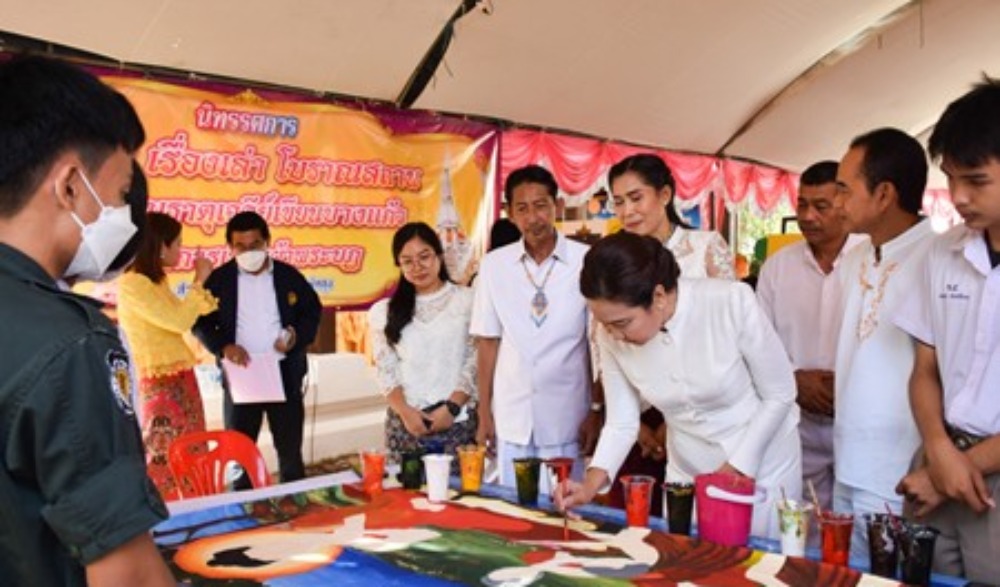 ประเพณีแห่ผ้าห่มองค์พระบรมธาตุเจดีย์วัดเขียนบางแก้ว